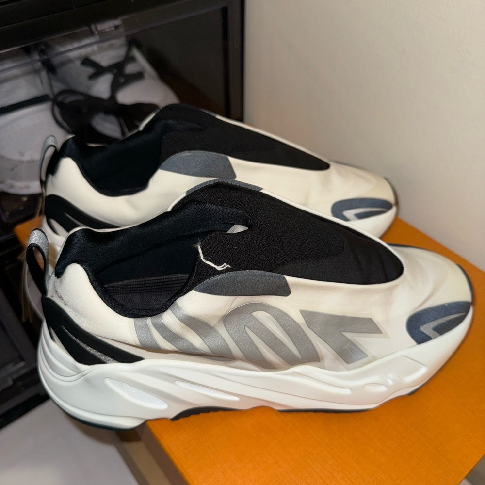 Yeezy Boost 700 MNVN Laceless 'Analog' 7 men = 8.5 women